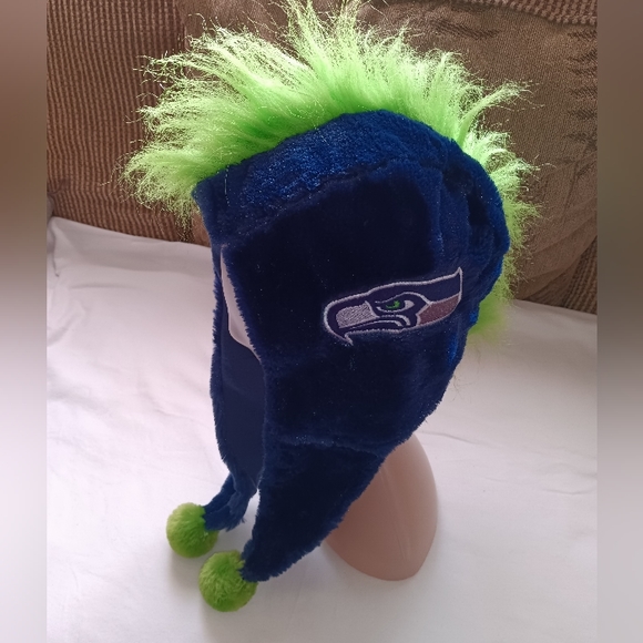 🆕NFL Seattle Seahawks Green Mohawk Hair Winter Hat Fan Gear SEAHAWKS football - Picture 4 of 12